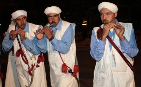 Trois musiciens en turbans blancs jouant de la flûte (troupe du Souss), ouverture 2013.