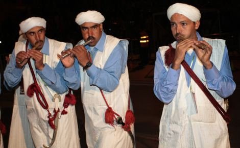 Trois musiciens en turbans blancs jouant de la flûte (troupe du Souss), ouverture 2013.