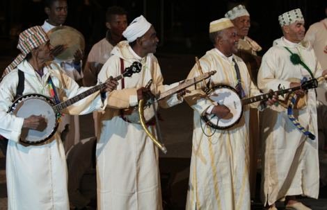 Musiciens jouant du lotar (luth) et du banjo, troupe d'Ahwach, ouverture 2013.