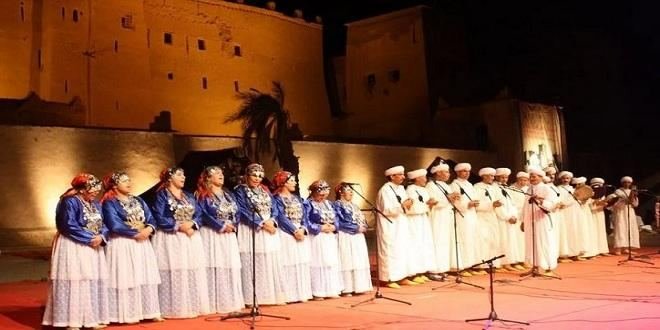 Troupes d'Ahwach (femmes en bleu, hommes en blanc) sur la scène au pied de la Kasbah Taourirt éclairée, clôture de la 10e édition.