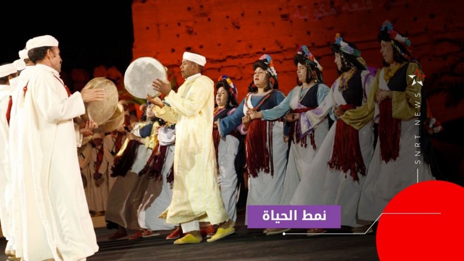 Troupe d'Ahwach de nuit, hommes en blanc avec bendirs et danseuses en robes blanches et foulards rouges; photo téléversée par SNRT News le 13 juin 2022, lendemain de la clôture de la 10e édition.