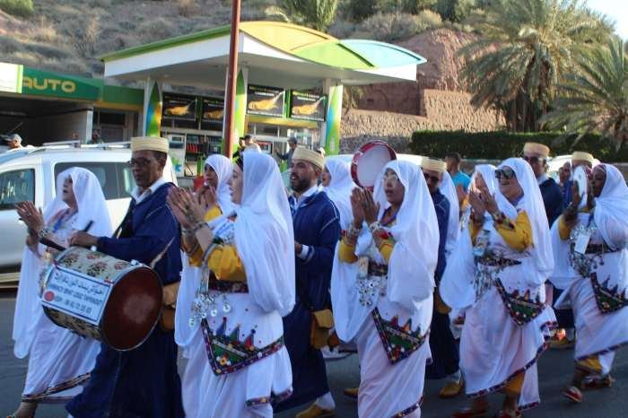 Carnaval d'ouverture : troupe en djellabas blanches et bleues avec bendirs défilant dans la rue, 12 mai 2023.