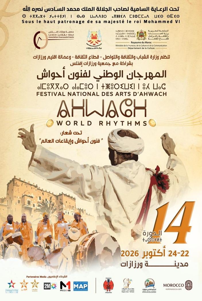 Affiche officielle : fond parchemin, titre en arabe, tifinagh et français, « AHWACH World Rhythms », thème « فنون أحواش وإيقاعات العالم », raïs en blanc le bras levé devant la Kasbah Taourirt, grand chiffre 14, dates 22–24 octobre 2026 Ouarzazate, logos des organisateurs et partenaires, bandeau des partenaires médias.